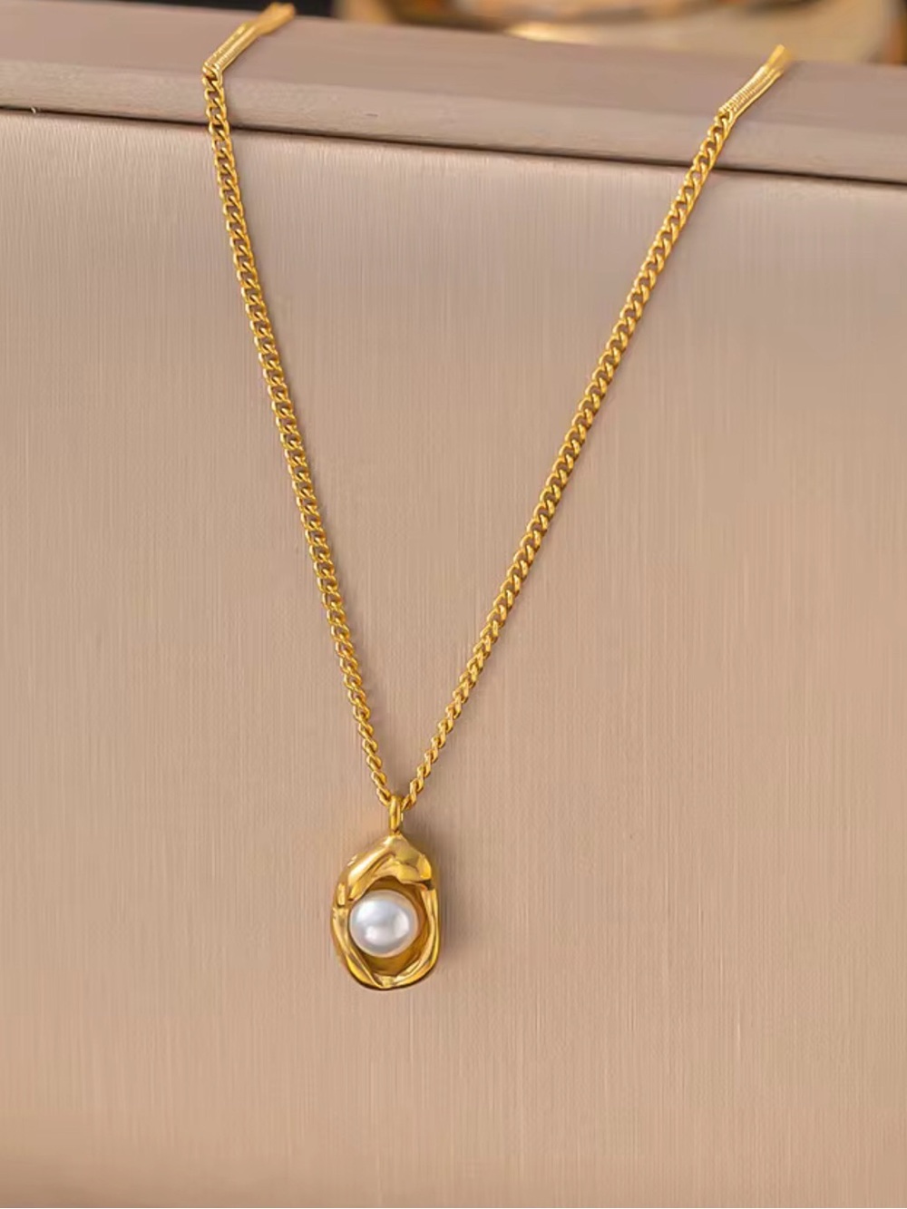Gold Pearl Pendant Necklace - Elegant Women's Jewelry